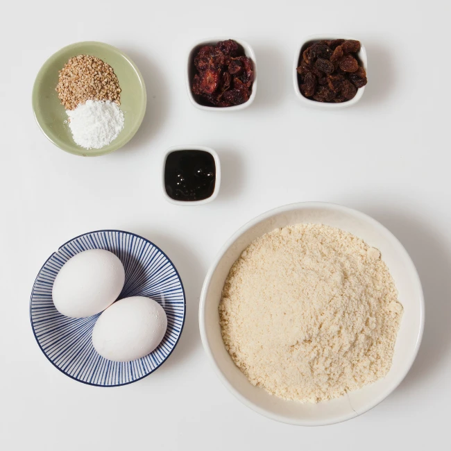 vajíčka, mandľová múka, sušené ovocie