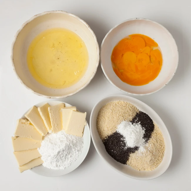 maslo, mandľová múka, mak, rozšľahané vajíčka - suroviny na cesto