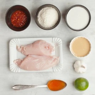 kuracie mäso, chilli omáčka, kokos, limetka