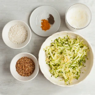 nastrúhaná cukina, vajíčka, pohánkové vločky