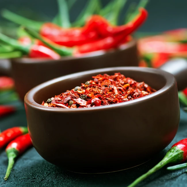 nasekané červené chilli papričky v hnedej miske sú prirodzené spaľovače tukov