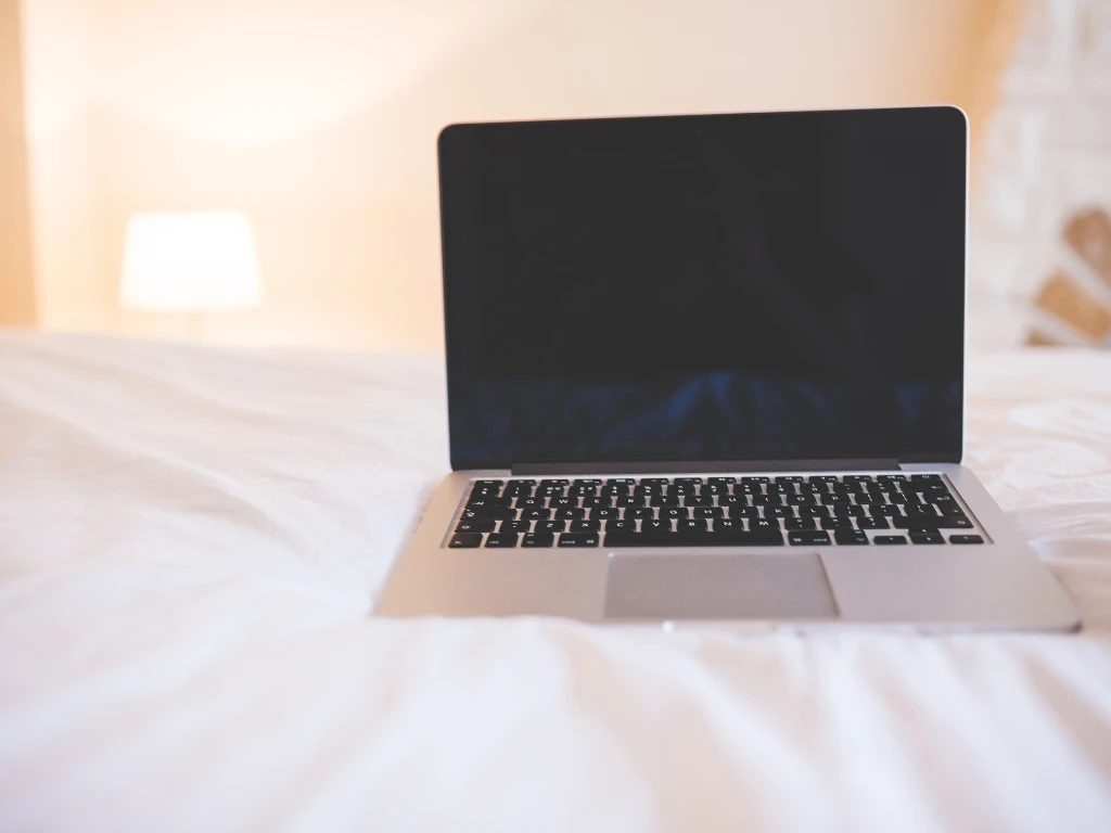 notebook na posteli