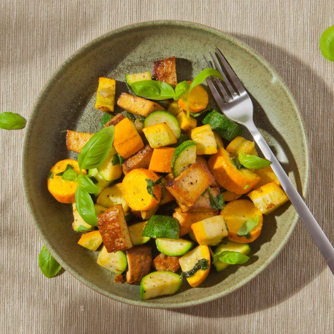 Marinované tofu so zeleninou servírované v tanieri - krabičková diéta EASYDIET