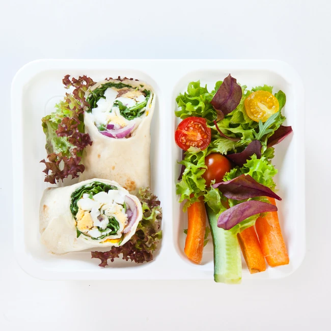 wrap s vajíčkom a zeleninovým šalátom v krabičke od EASYDIET