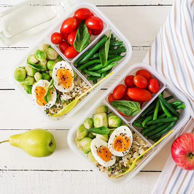 zdravé jedlo, zelenina a ovocie zbalené na cesty v obedových boxoch s priehradkami