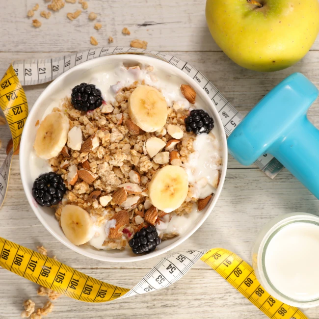 ovsená kaša s banánom a orechami je výborná na raňajky pred cvičením
