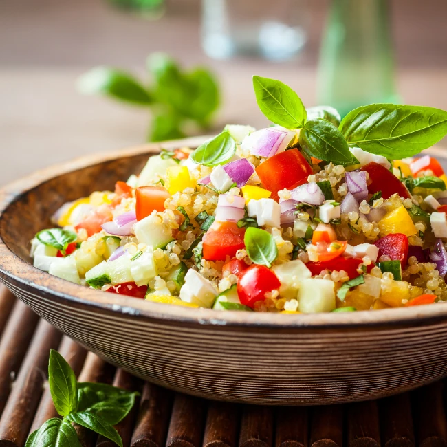 šalát s quinou v drevenej miske