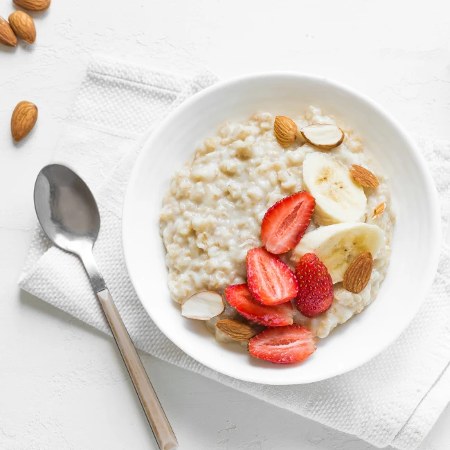 ovsené vločky s jahodami a banánom v miske na raňajky