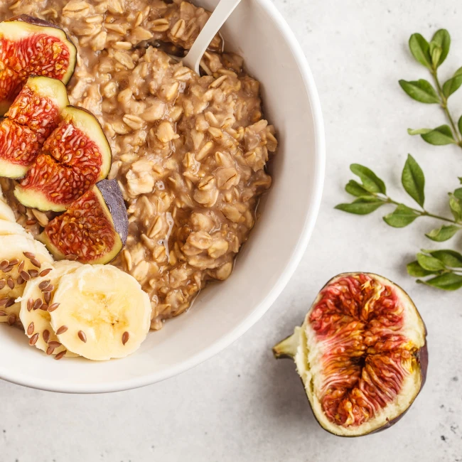 ovsená kaša s figami a banánom na raňajky