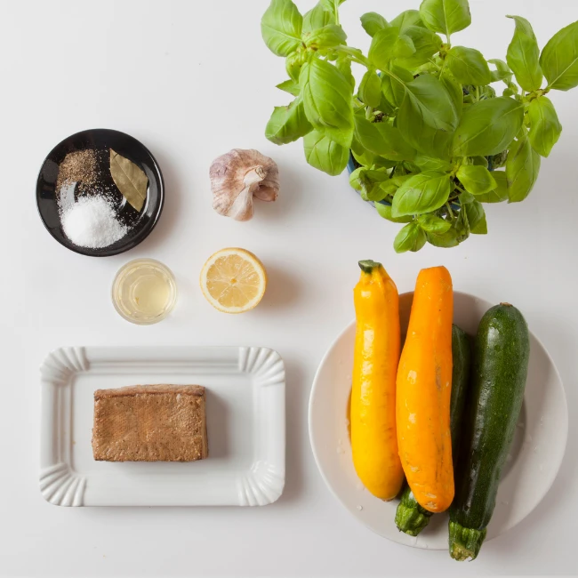 cuketa, tofu, bazalka, cesnak, koreniny