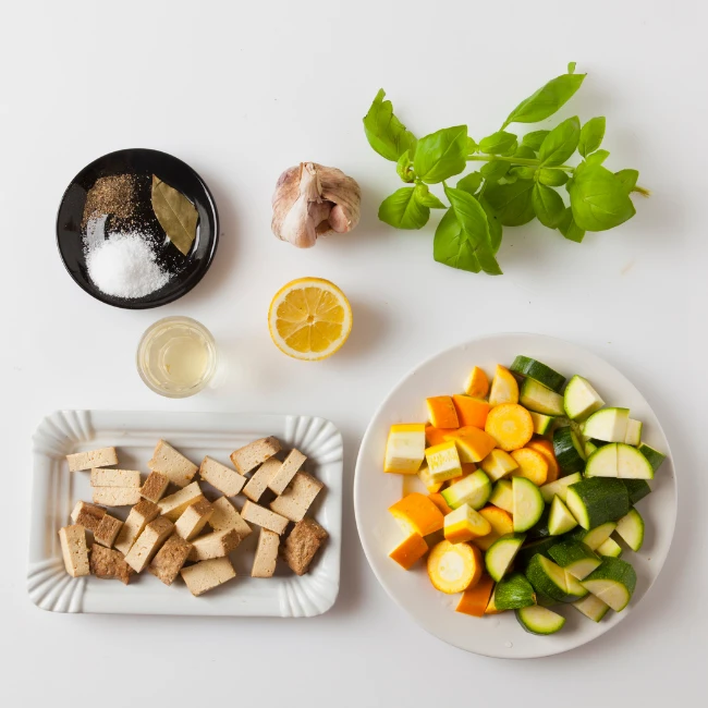 nakrájané tofu, cuketa, bazalka, koreniny