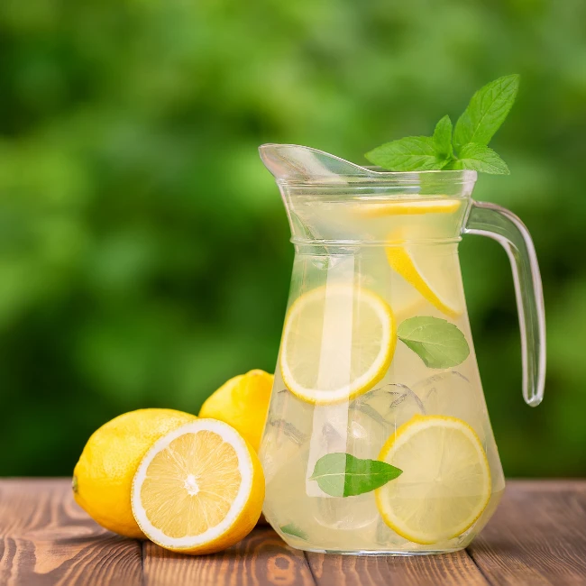 Selbstgemachte Limonade in einem Krug bereit zum Feiern