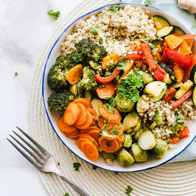 zeleninové jedlo ako súčasť zdravého jedálničku, šalát s quinoou na tanieri - EASYDIET krabičková diéta