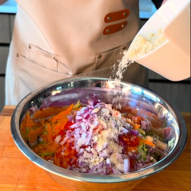 príprava zeleninových karbonátok podľa EASYDIET receptu - nastrúhaná zelenina s orechovou múkou