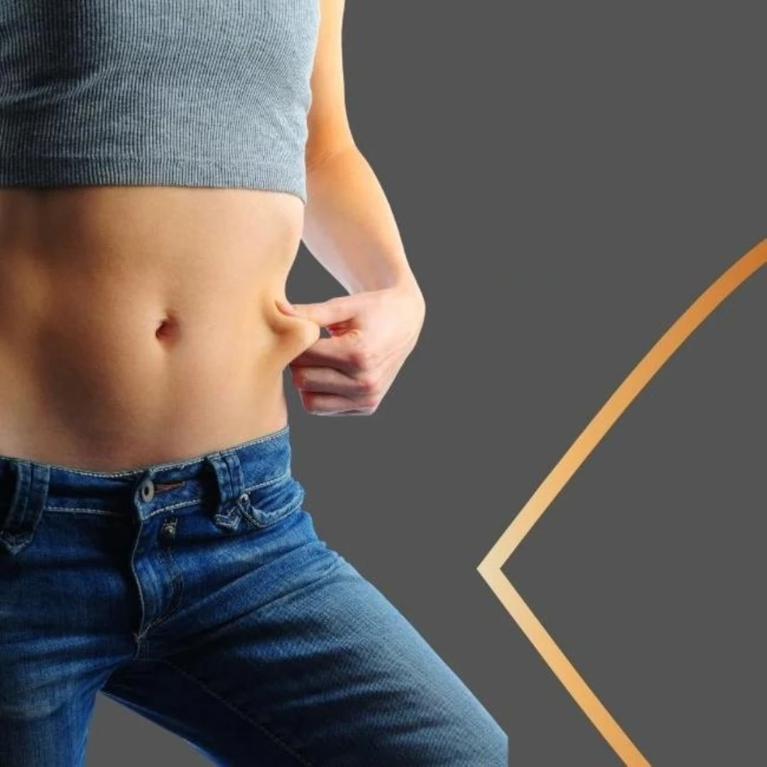 Žena s fit postavou si kontroluje břicho u menu krabičkové diety