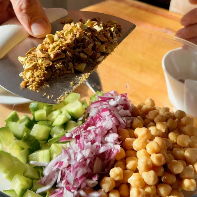 suroviny na prípravu šalátu s quinou podľa EASYDIET receptu - cícer, uhorka, pistácie, červená cibuľa