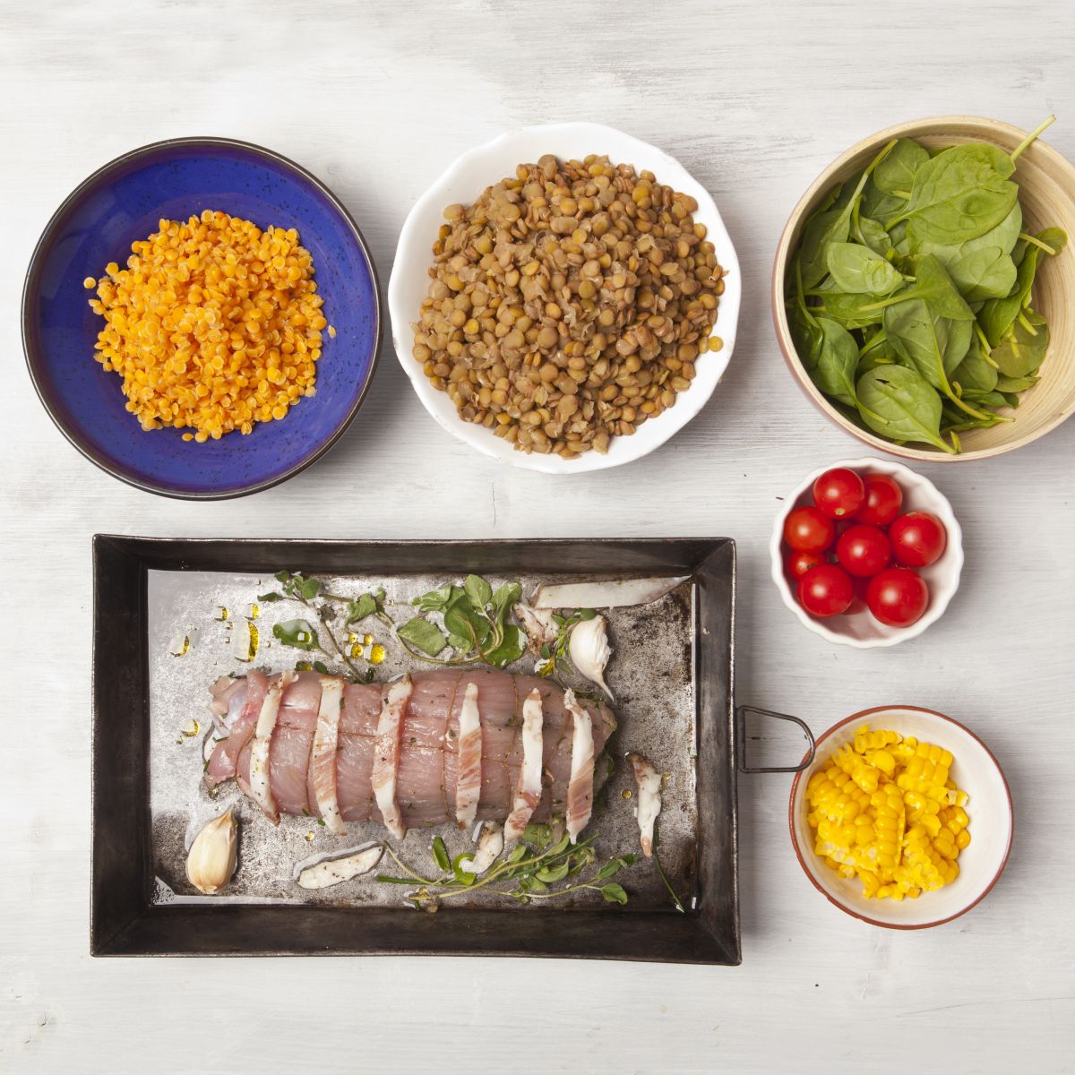 morčacia roláda na plechu, cherry paradajky, čerstvý špenát, červená šošovica, šošovica