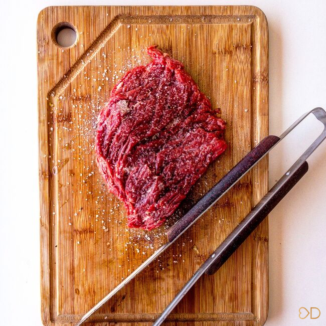 Mleté mäso na doske. EasyDiet a zdravá krabičkové jedlo pre efektívnu proteinovú diétu.