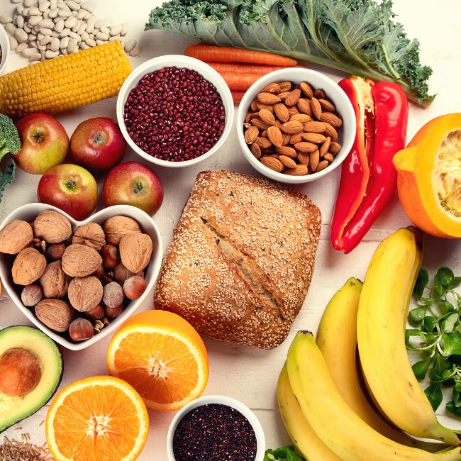 potraviny, orechy, chlieb, jablká, mandle, zelenina - zdravá strava na chudnutie