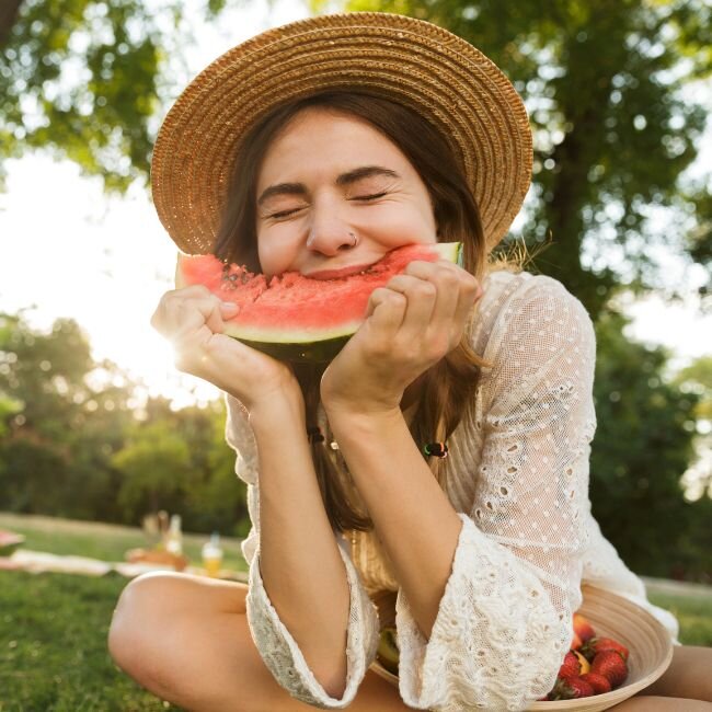 Žena v klobúku si odhryzáva z melónu | EasyDiet