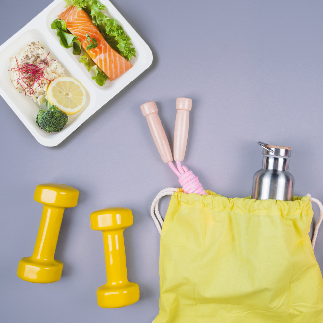 činky, švihadlo, voda, krabičková strava easydiet