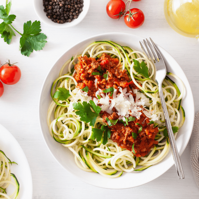 cukinové špagety s paradajkovou omáčkou a syrom na tanieri