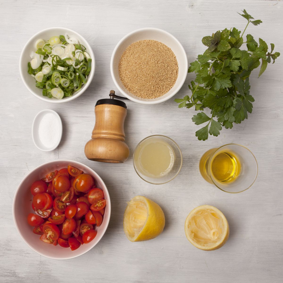 seitan, cherry paradajky, citrón, jarná cibuľka