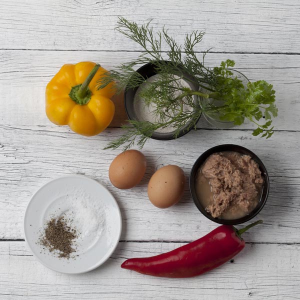 tuniak, kôpor, paprika, koreniny, hladká múka, vajíčko