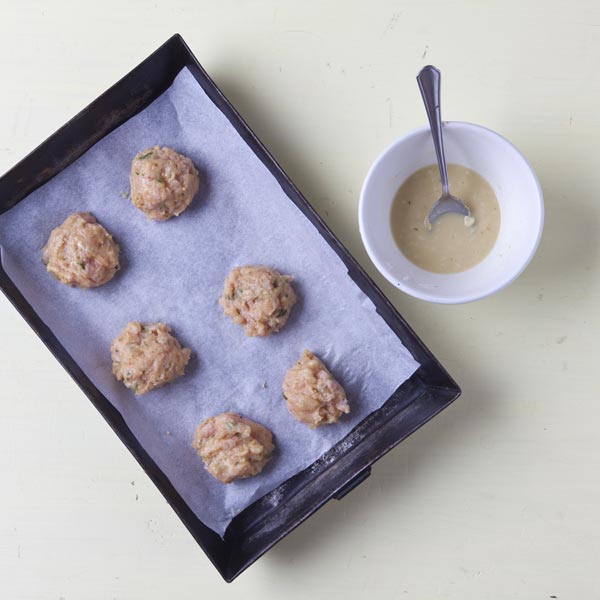 guľky zo sumčeka na plechu pred pečením