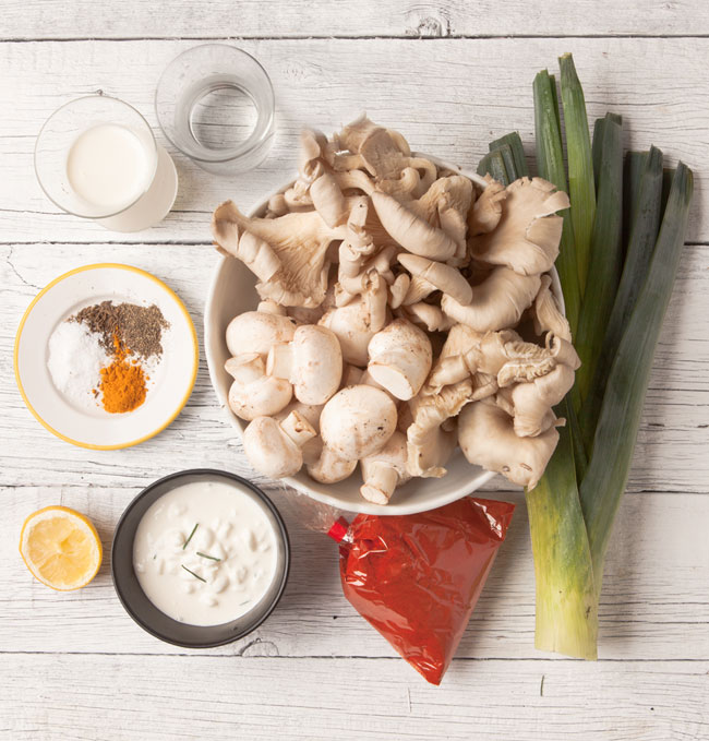 hliva, šampióny, pór, červená paprika, koreniny