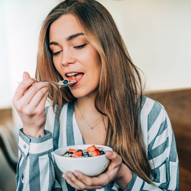 žena je jogurt s ovocím