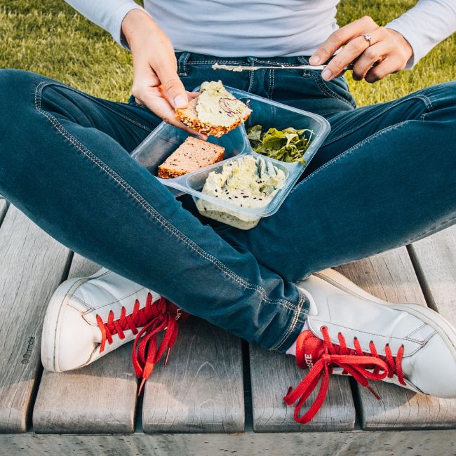 žena s krabičkou, chlieb, nôž, tráva