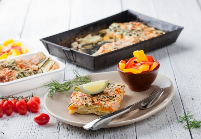 Gesundes Abendessen: Überbackener Lachs mit Gemüse