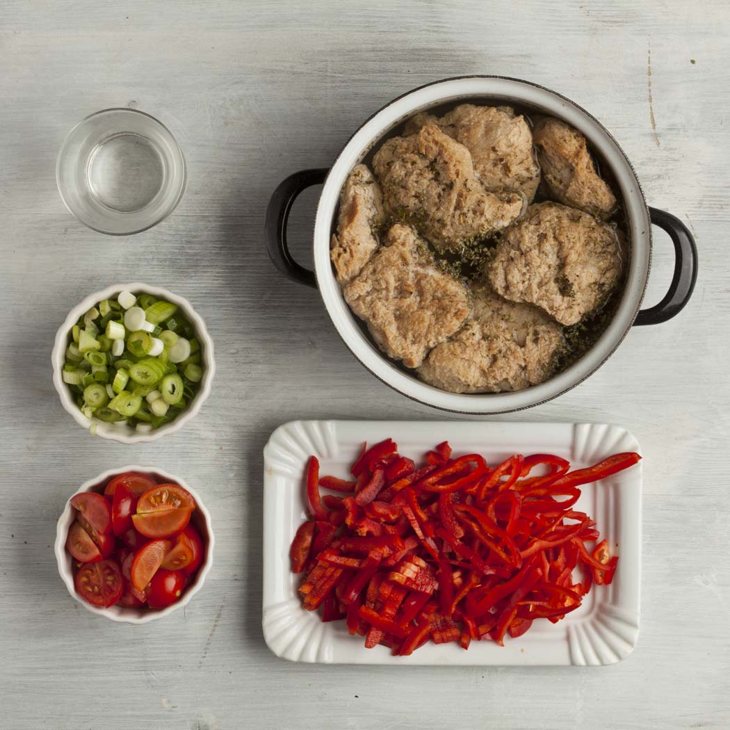 sójové mäso, nakrájaná jarná cibuľka, plátky papriky, kolieska paradajok