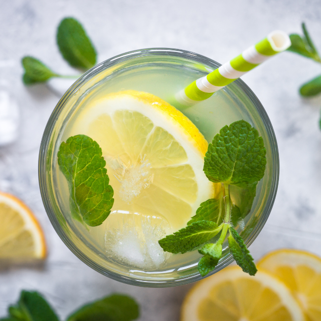 citrónová limonáda s bylinkami - svieže letné osvieženie
