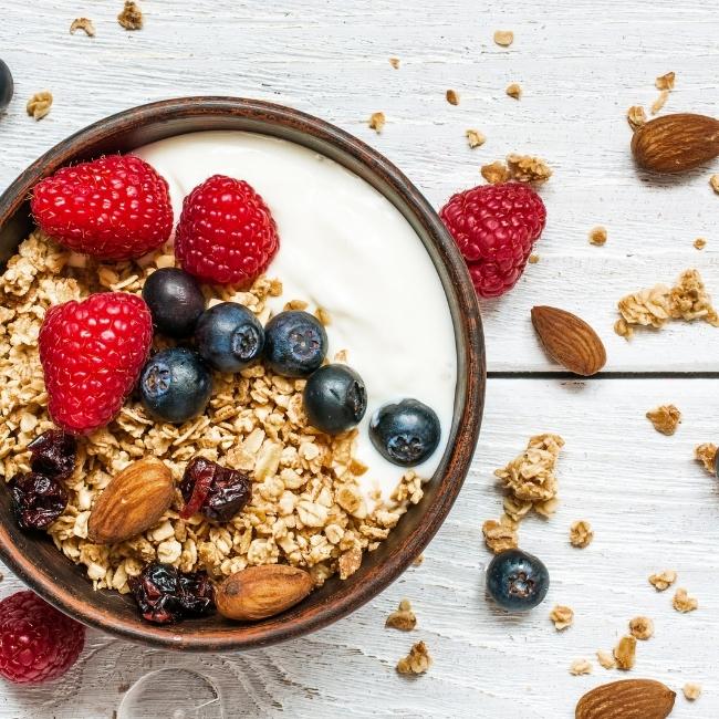 nízkotučný jogurt, ovsené vločky, orechy, bobuľové ovocie