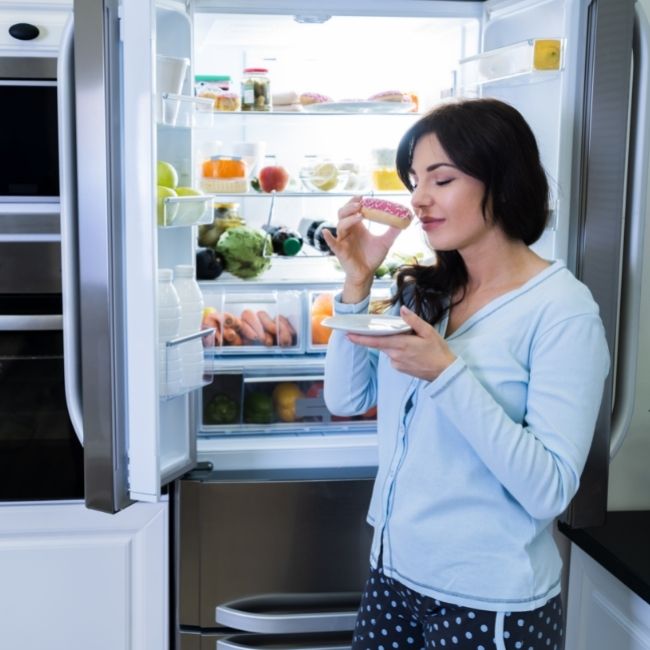 žena, chladnička, donut