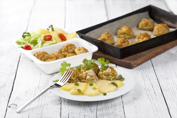 guľky zo sumčka servírované na tanieri a v krabičke od EASYDIET