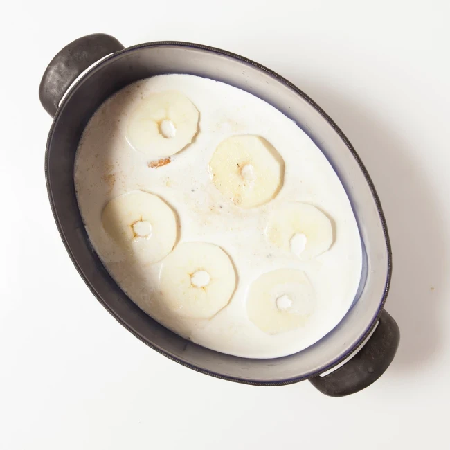Schweinerücken mit Äpfeln in einer Auflaufform