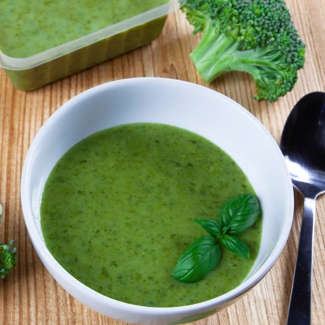 Brokkolisuppe mit Basilikum im Teller und in der Box von EASYDIET