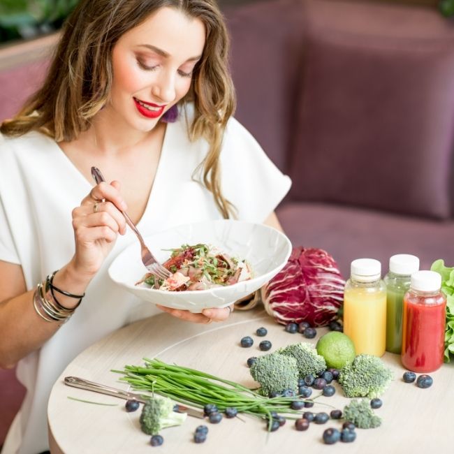 žena s tanierom, zdravá strava, ovocné šťavy