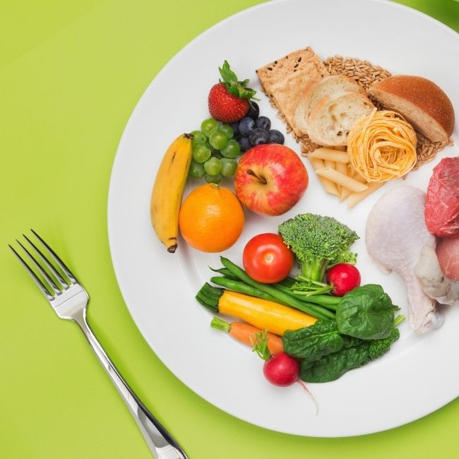 Zdravý tanier by mal obsahovať rozmanitú paletu potravín - ovocie, zeleninu, kvalitné zdroje bielkovín, zdravé tuky či zdroje komplexných sacharidov