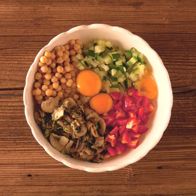 cukina, šampióny, vajíčka, paprika, cícer v miske