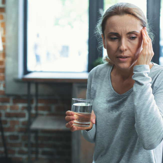 žena s bolesťou hlavy, poár vody