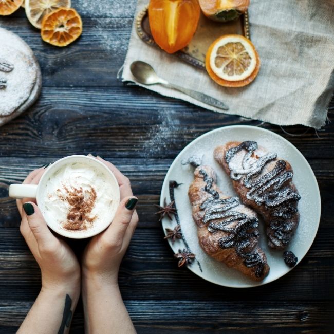káva, sladký croissant s čokoládou