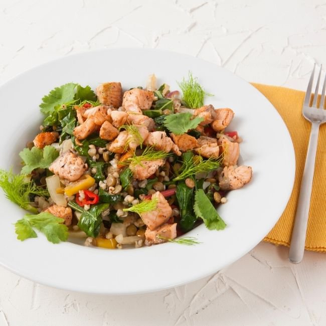 Salat mit Lachs, Linsen, Buchweizen und Fenchel