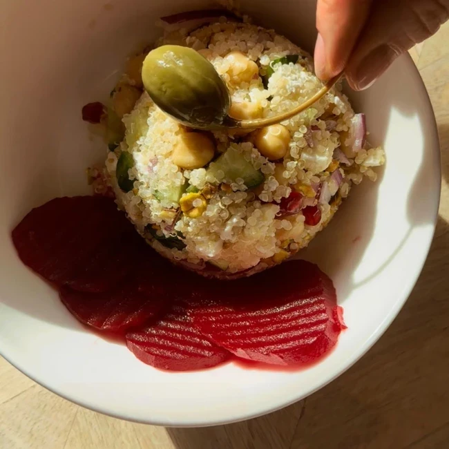 EASYDIET Quinoa-Salat serviert mit Roter Bete auf einem Teller