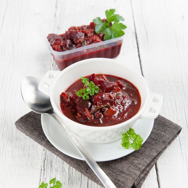 zeleninový boršč v bielom tanieri podľa easydiet receptu