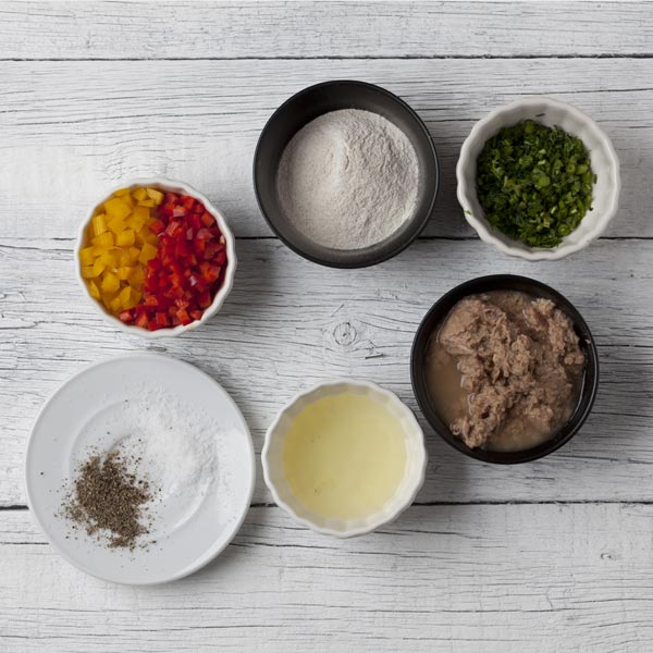 tuniak, kôpor, paprika, koreniny, hladká múka