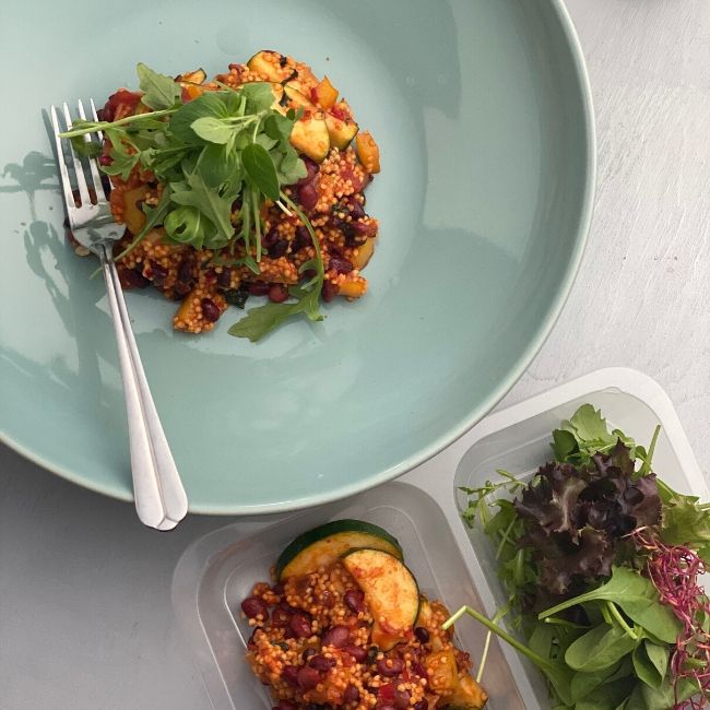 Hirse mit purpurnen Bohnen und getrockneten Tomaten, Rotkohlsalat mit Lauch